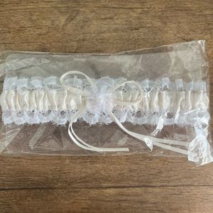 NWT Lace Garter